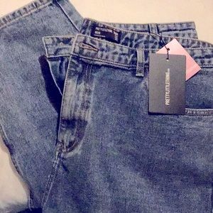 Plus PRETTYLITTLETHING MidBlue Bum Rip Mom Jean👖